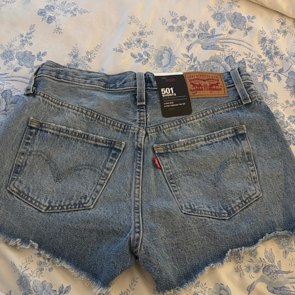 NEW Classic Women’s Levi’s 501 High Rise Jean Cut Off Shorts Size 28